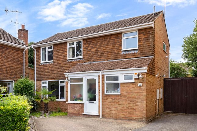 4-bed house on 22 Ferndown, Horley, £585,000