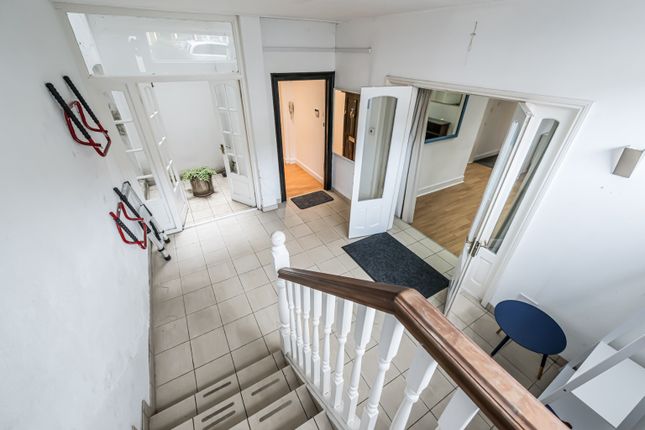 Flat for sale in Altenburg Gardens, Battersea, London