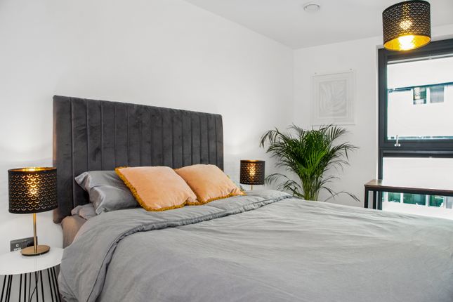Flat for sale in Hawthorne Crescent, London