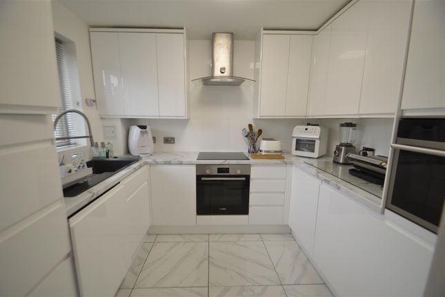 Thumbnail Flat for sale in Review Road, Dagenham