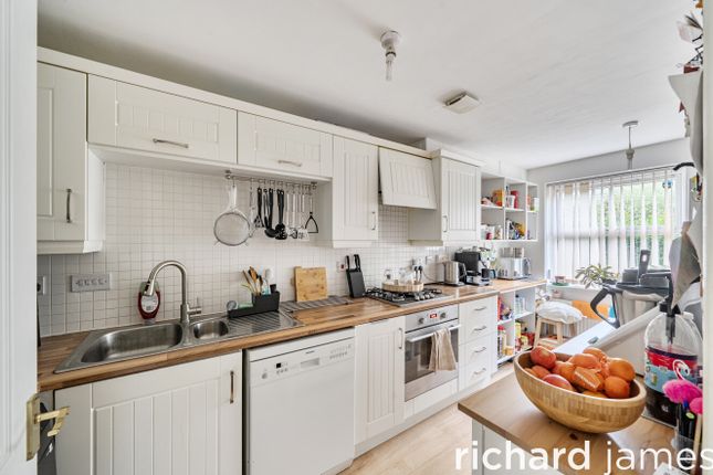 11, Lavinia Walk, Swindon photo 4