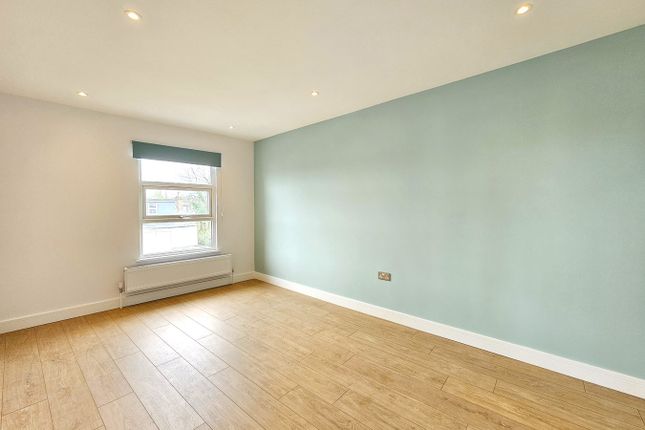 Flat to rent in High Road, East Finchley, London