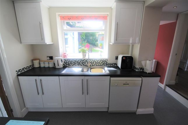 10, Glendale Drive, Bradford photo 4