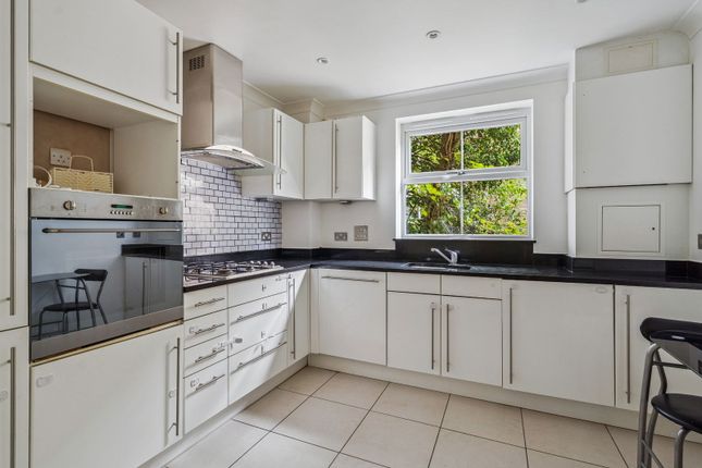 6, Flat  Eaton Court, Pinner photo 4