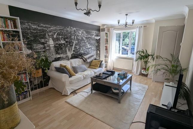 23, Lorne Gardens, Woking photo 3
