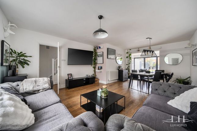 24 Kingaby Gardens, Rainham photo 2