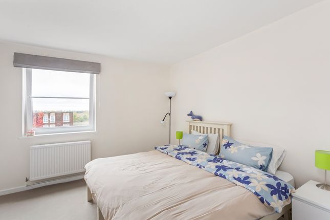 Flat to rent in Holyport Road, London