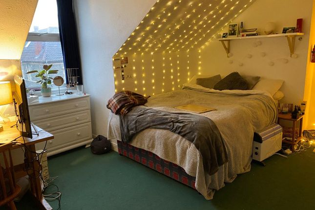 A Bright And Inviting Large Double Bedroom Decorat...