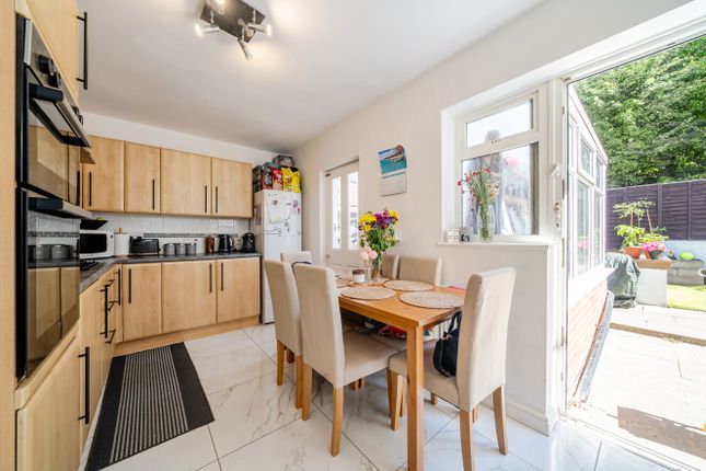 25, Wheelwright Close, West Yorkshire photo 3