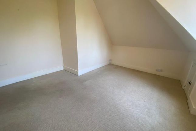 Flat 3 White Lodge, Wych Hill Lane, Woking photo 3