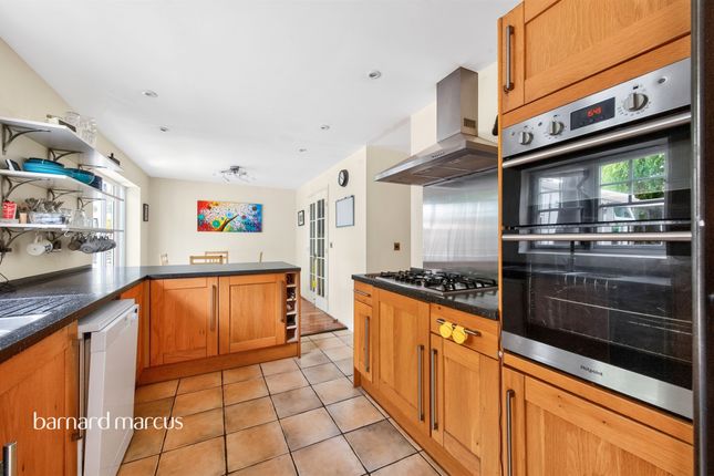 17, Woodall Close, Chessington photo 4