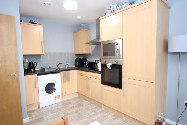 12, Brackendale Court, Bradford photo 4
