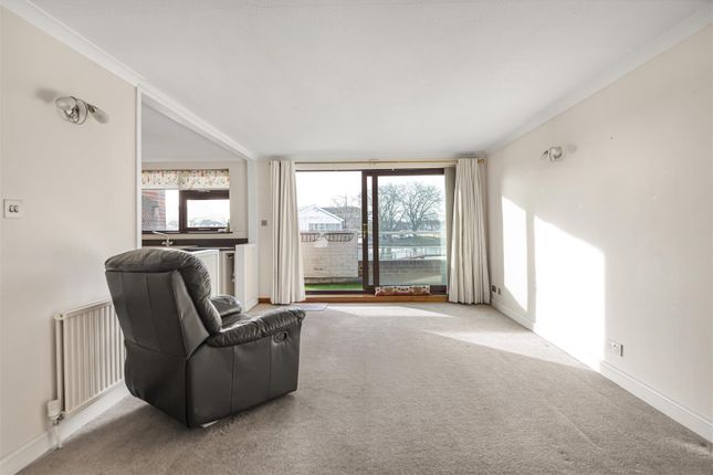 9, Riverside Court, Reading photo 2