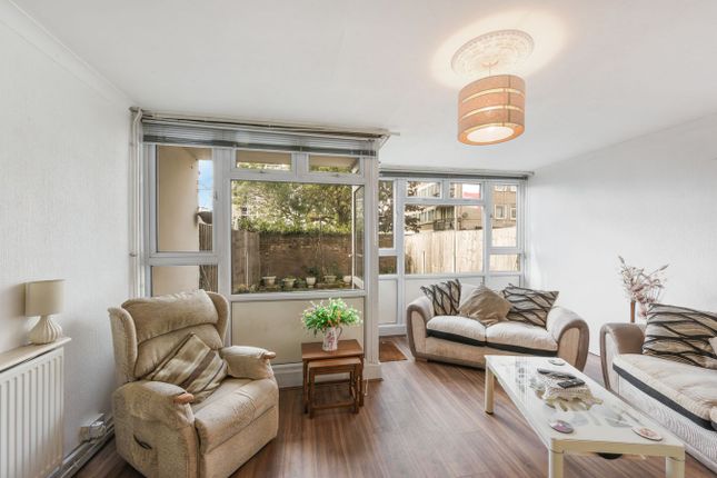 Carron Close, London photo 2