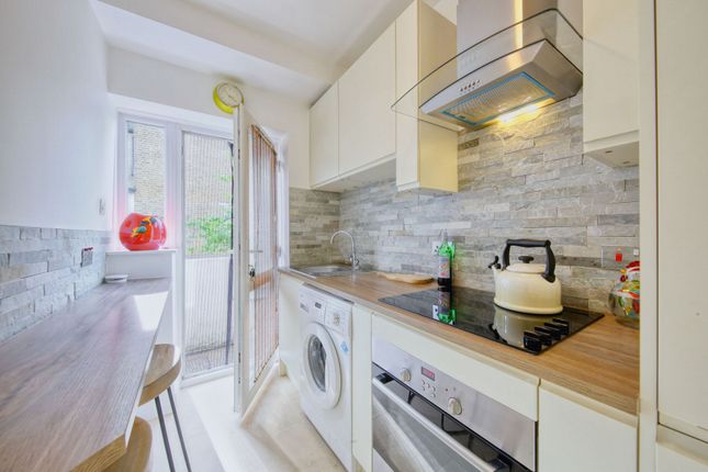 2 Burntwood Court, Burntwood Lane, London photo 4