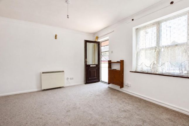 1-bed flat on The Wells, Finedon, £100,000