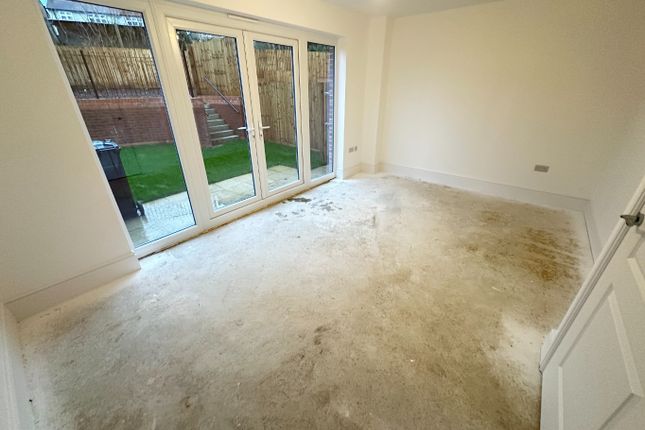 Town house to rent in Armstrong Road, Luton, Bedfordshire