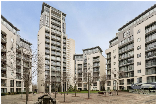 Flat to rent in Pump House Crescent, Brentford