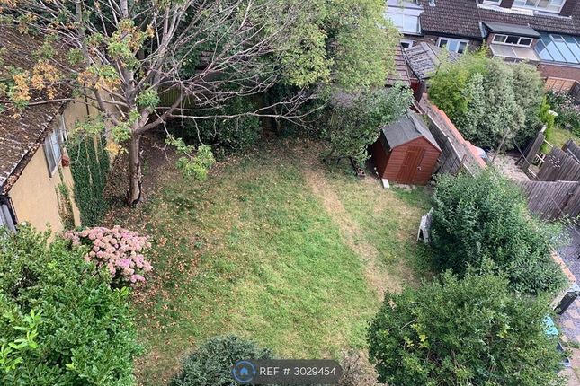 Flat, Brook House Hook Road, Surbiton photo 5