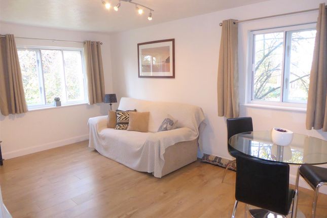 16 The Beeches, Lampton Road, Hounslow photo 2