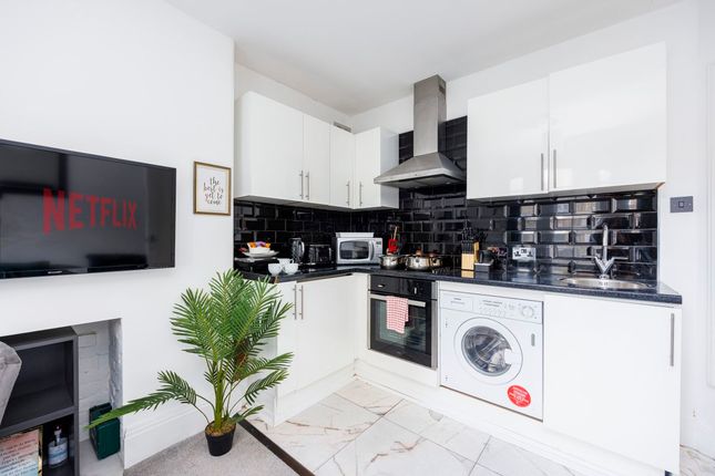 Flat to rent in Marshalsea Road, London