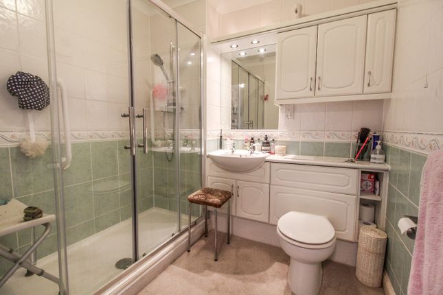 Property for sale in Bath Road, Calcot, Reading