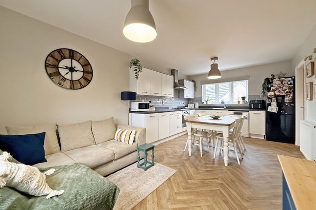 108, Lonydd Glas, Pontyclun photo 4