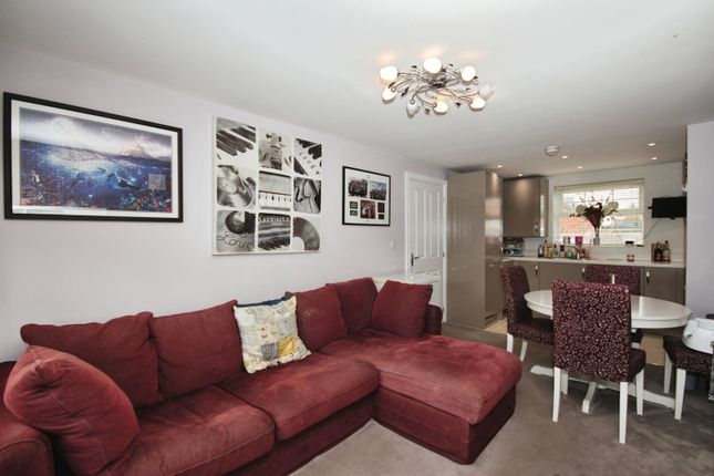8, Vickers Way, Warwickshire photo 2