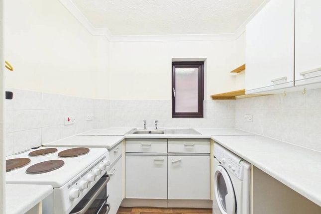 11, Woodford Court, Gloucester photo 4