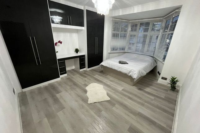 Room 6- £750 Available 03/07/2025
