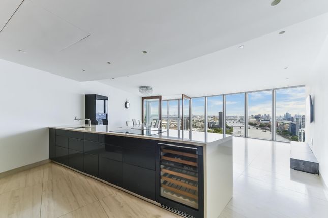 Apartment 57 The Tower St George Wharf, Vauxhall, London photo 3