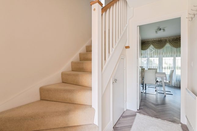27, Mundells Drive, Basildon photo 2