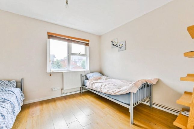 21, Mundford Road, London photo 4