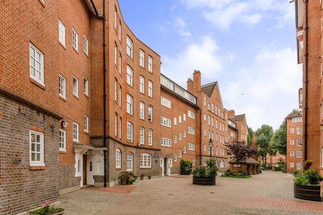 Flat to rent in Erasmus Street, Westminster, London