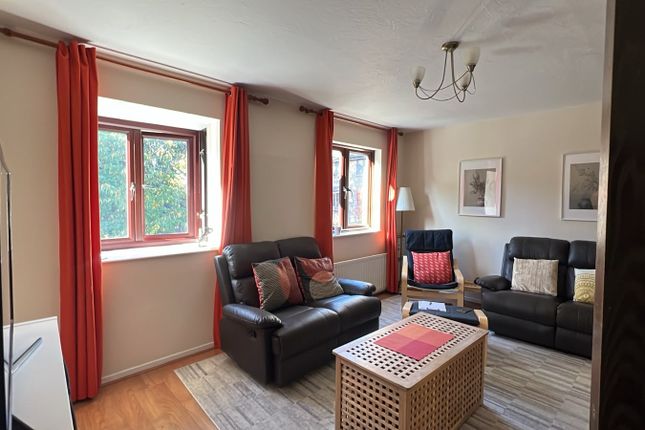 12 Wyke Close, Isleworth photo 2