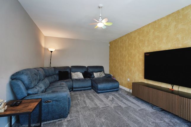 14, Park View Court, Cleckheaton photo 2