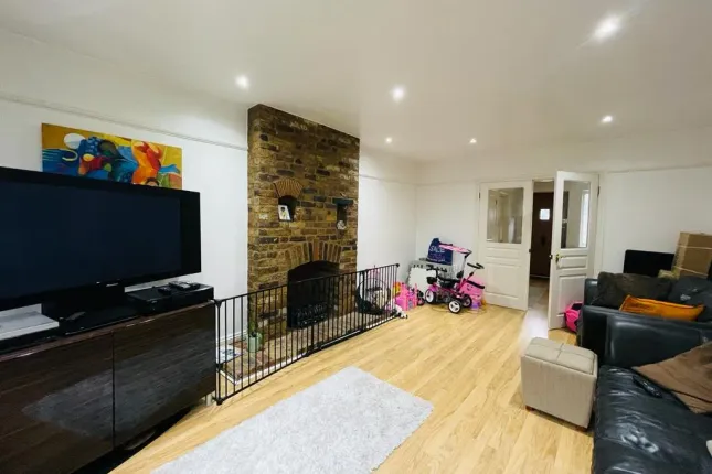 Mountington Park Close, Harrow photo 3