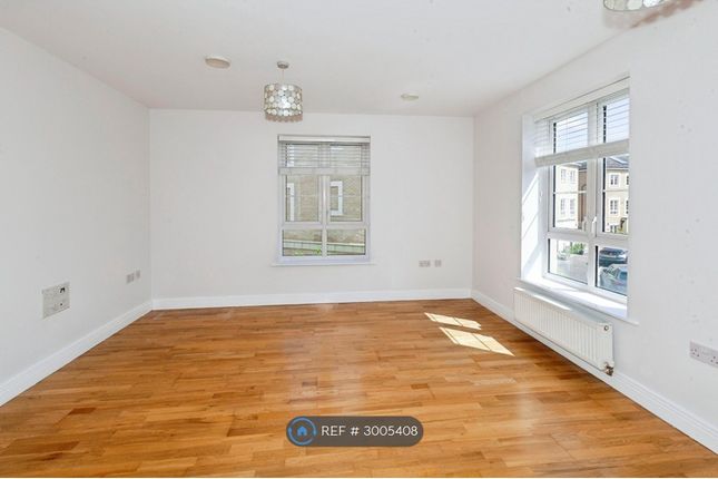 Flat  Meredew Place, Kings Reach, Slough photo 2