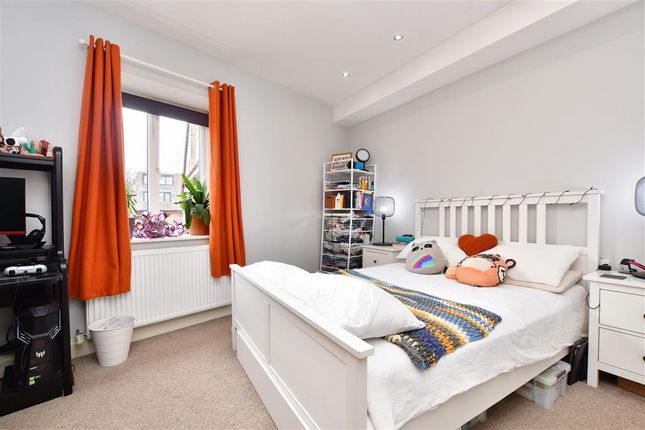 Flat for sale in Victoria Road, Horley, Surrey