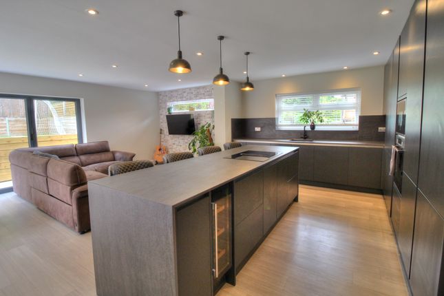 19, Furzehill Crescent, Crowthorne photo 5