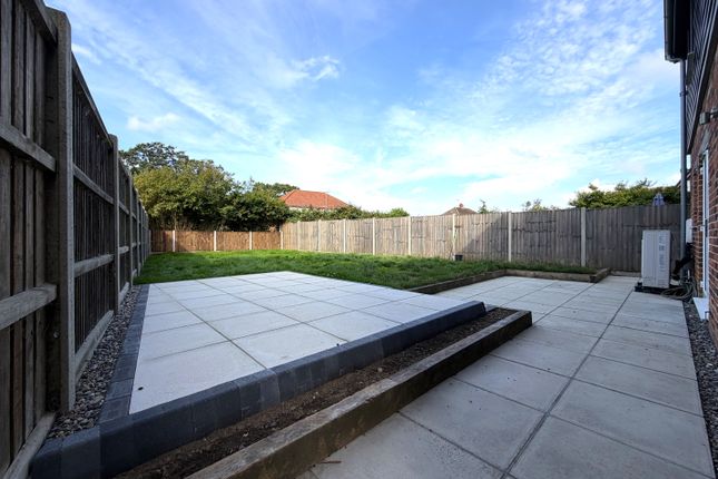 6a, Sutton Crescent, Freethorpe photo 2