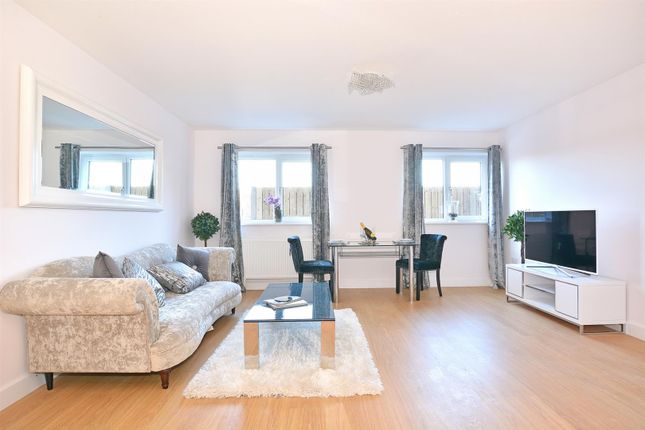 Flat to rent in Cantelupe Road, East Grinstead