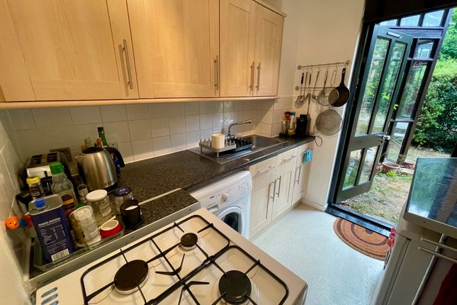 Flat to rent in Spinney Gardens, London
