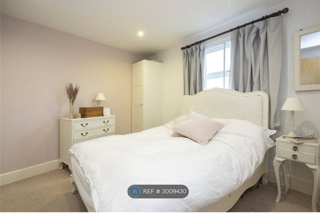 Flat, Cadogan Terrace, London photo 4