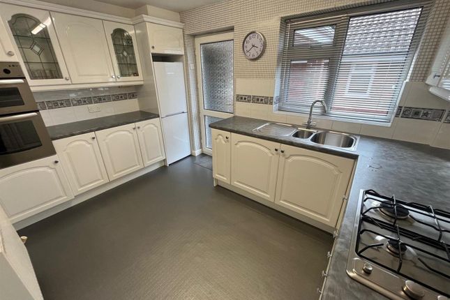 20, Brecon Crescent, Ashton-Under-Lyne photo 3