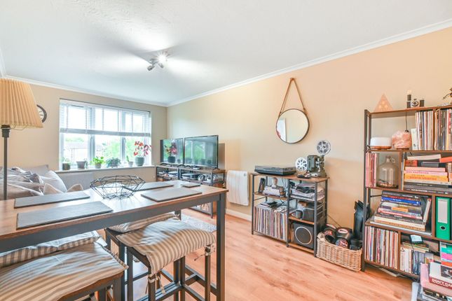 1-bed flat on Sudbury Avenue, North Wembley, £225,000