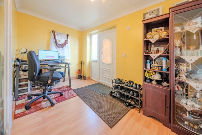 18, Tynwald Road, West Yorkshire photo 4