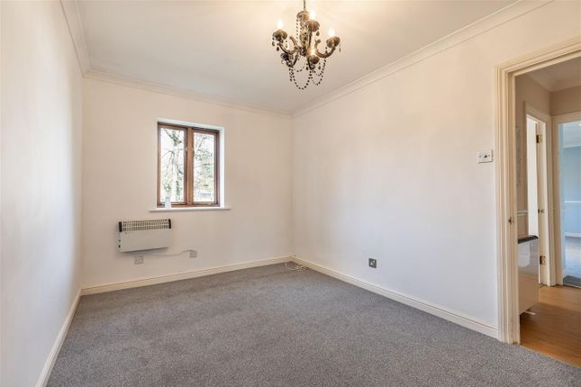 Flat for sale in Woodland Grove, Epping