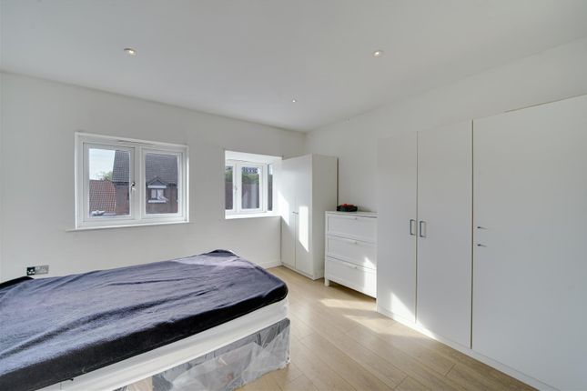 10, Columbine Avenue, London photo 4