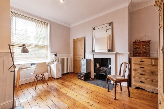 Town house for sale in Victoria Street, Newark
